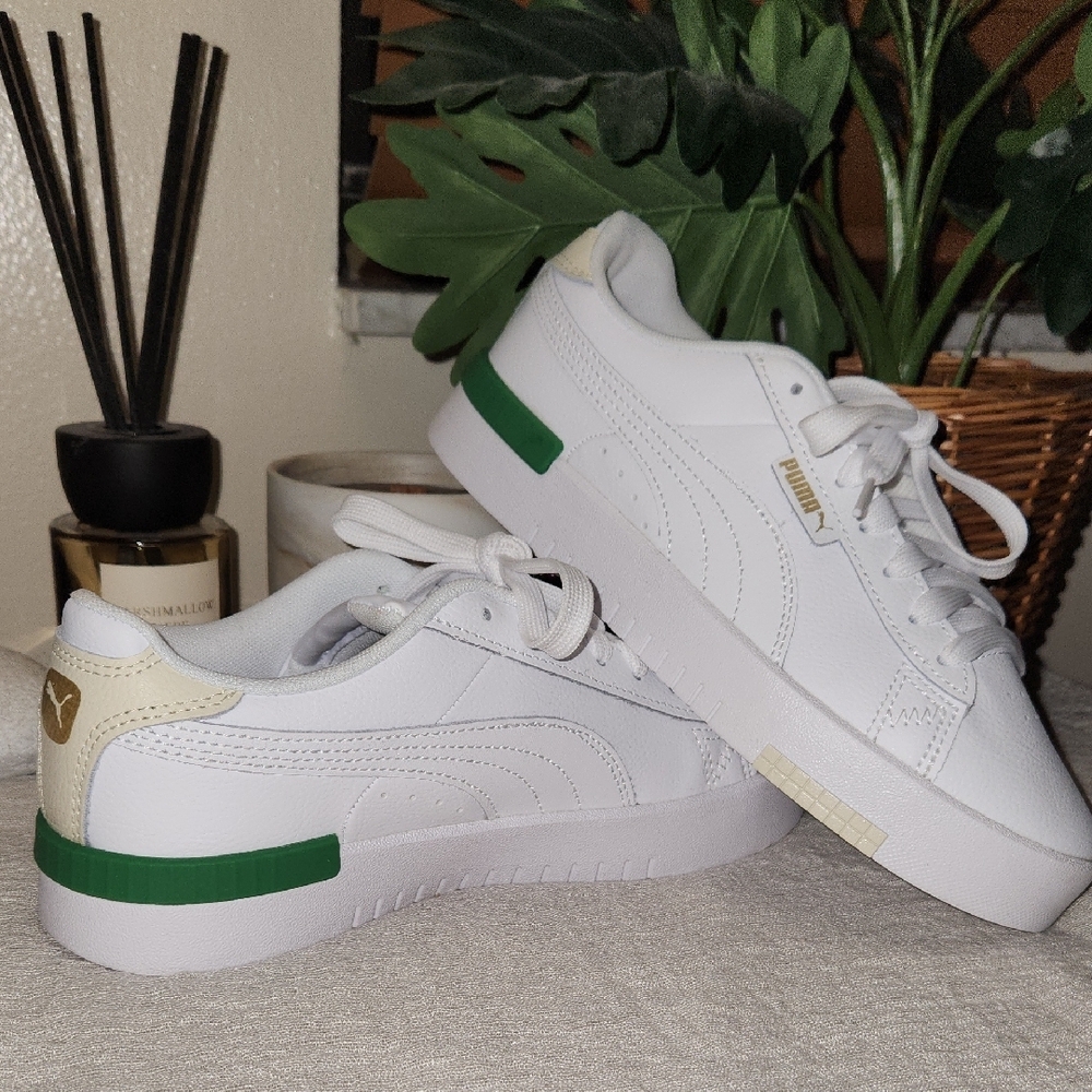 ✨️HP✨️Puma White Sneakers with Green Highlights - Picture 4 of 7